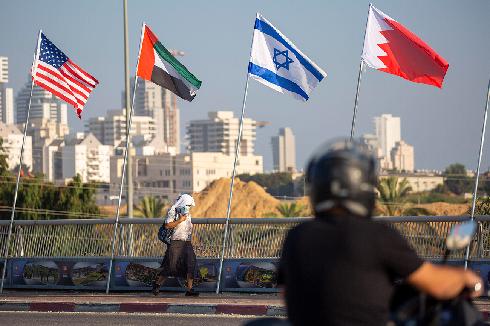 Banderas de Estados Unidos, Emiratos Árabes Unidos, Israel y Bahrein en Netanya. 