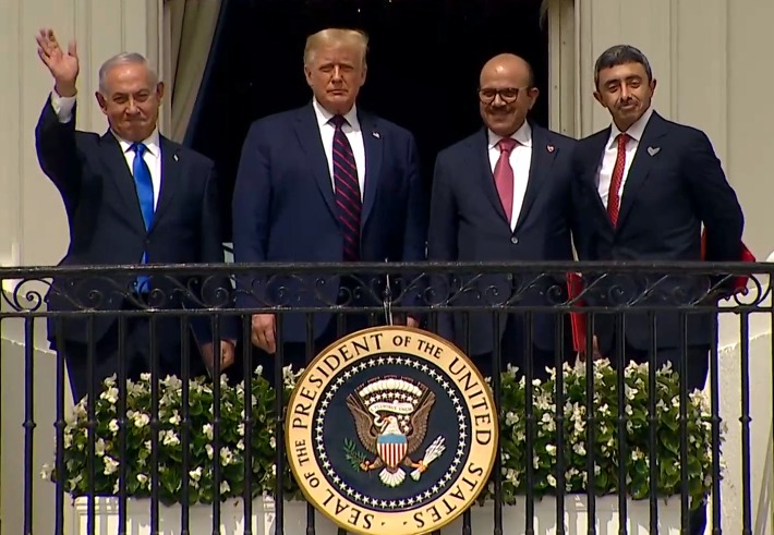 Los mandatarios de Israel y de Estados Unidos, junto con los cancilleres de Emiratos Arabes Unidos y Bahrein, luego de la rúbrica de los acuerdos de paz. (AFP) Los mandatarios de Israel y de Estados Unidos, junto con los cancilleres de Emiratos Arabes Unidos y Bahrein, luego de la rúbrica de los acuerdos de paz.