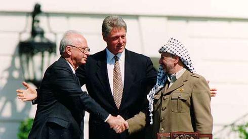El primer ministro Yitzhak Rabin, el presidente Clintos de Estados Unidos y el líder palestino Yasser Arafat en la firma de los Acuerdos de Oslo en 1993. 