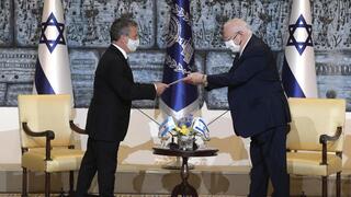 El embajador Urribarri saluda al presidente de Israel, Reuven Rivlin. 