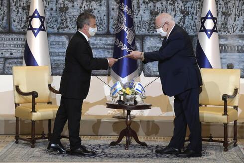 El exembajador Urribarri recibido por el entonces presidente de Israel, Reuven Rivlin. (Embajada Argentina en Israel. ) El embajador Urribarri saluda al presidente de Israel, Reuven Rivlin.