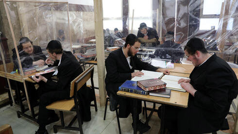 Estudiantes Yeshivá en Beni Brak, ciudad de Israel, estudiando. 