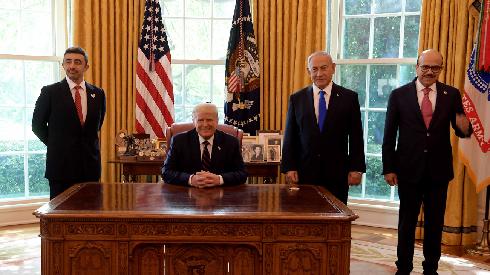 Netanyahu y los ministros de Relaciones Exteriores de Emiratos y Bahrein en el Despacho Oval de la Casa Blanca junto al presidente Trump.