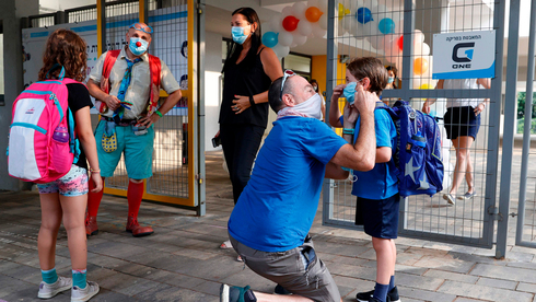 Estudiantes en Tel Aviv preparándose para ingresar a la escuela en medio de la pandemia. 