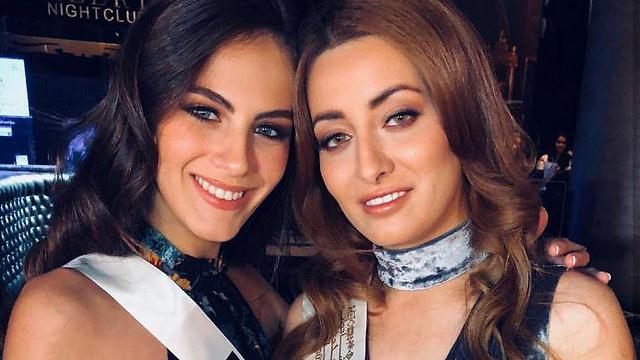 La foto de Sarah Idan con Miss Israel en 2017 que despertó la furia de muchos iraquíes.
