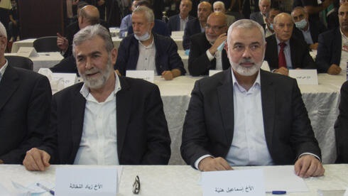 El líder de la Jihad Islámica, Ziyad al-Nakhalah, a la izquierda, y el alto funcionario de Hamas, Ismail Haniyeh, se reúnen en Beirut este mes. 