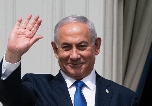 Netanyahu saluda desde el balcón de la Casa Blanca. 