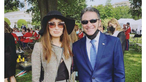 Sarah Idan con el jefe del Mossad, Yossi Cohen, durante la ceremonia de ayer en Washington. 