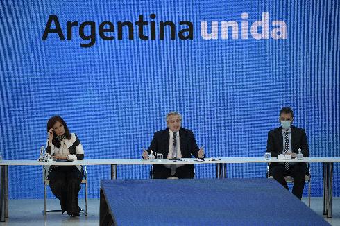 El presidente argentino, Alberto Fernández, flanqueado por los presidentes de las cámaras legislativas, Cristina Fernández y Sergio Massa. 