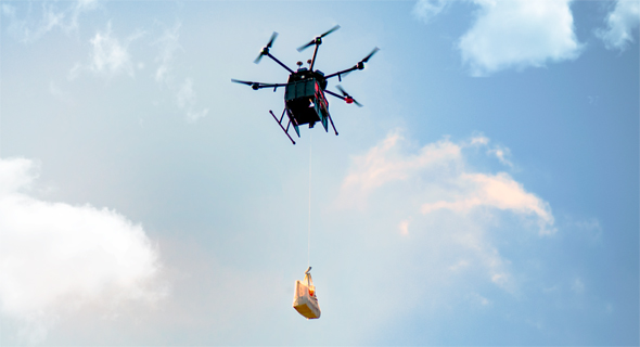 Un drone Flytrex que entrega un paquete. 