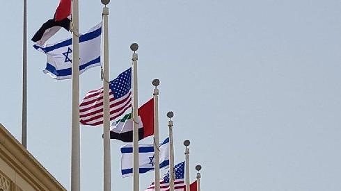 Banderas de Israel, Emiratos y Estados Unidos en Abu Dhabi.