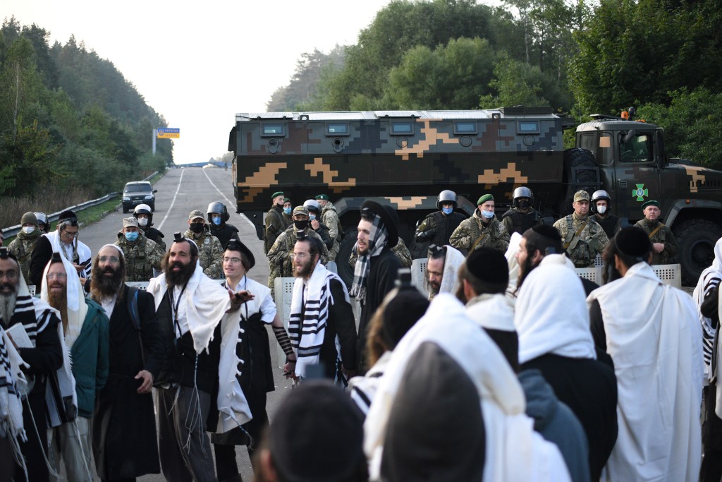 Judíos jasídicos varados en la frontera entre Bielorrusia y Ucrania. 