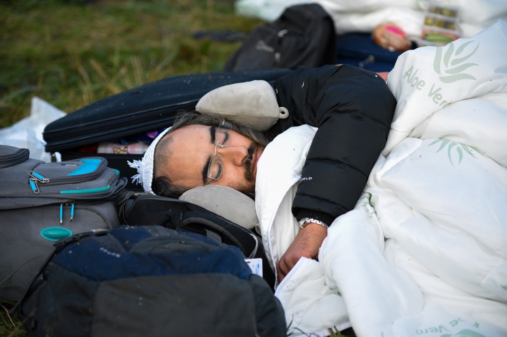 Los fieles duermen al costado de una carretera en Bielorrusia a la espera de poder ingresar a Ucrania.