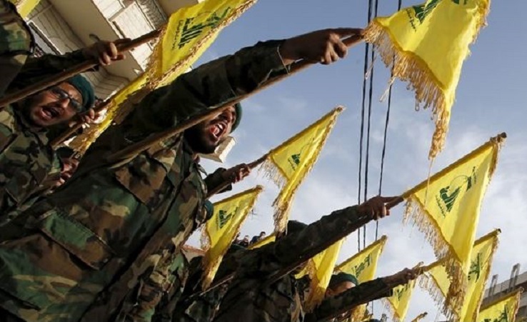 Combatientes de Hezbollah marchan en Líbano. 