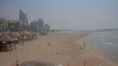 Playa casi desierta en Tel Aviv a minutos de que empiece a regir el cierre general. (Ynet) Playa