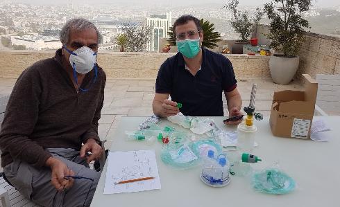 El vicepresidente de investigación y desarrollo de SodaStream Avi Cohen recibió en su casa al doctor Akiva Nachshon, especialista en cuidados intensivos del Centro Médico Hadassah para planificar el desarrollo del dispositivo respiratorio StreamO2.  