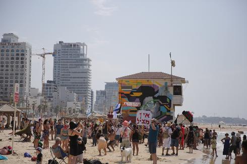 Un momento de la protesta contra Netanyahu en la playa de Tel Aviv. 