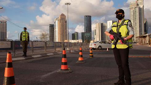 Na segunda-feira, o limite de tráfego de um quilômetro será abolido. (AP) As forças de segurança operam um posto de controle em Tel Aviv durante a paralisação da Páscoa em abril.