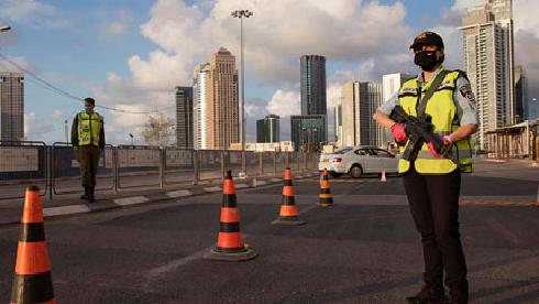 Las fuerzas de seguridad operan un control en Tel Aviv durante el cierre de Pascua en abril. 