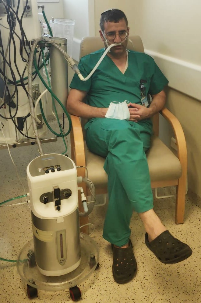El doctor Akiva Nachshon prueba el dispositivo de respiración StreamO2 en el Centro Médico Universitario Hadassah en Jerusalem. 