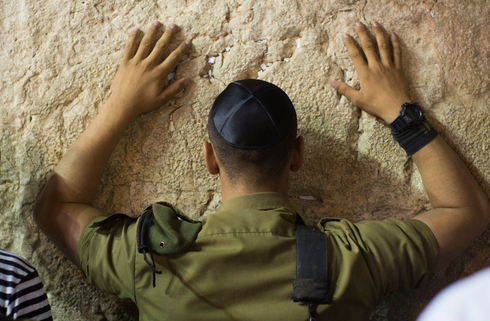 Un soldado de las FDI reza en el Muro Occidental en Jerusalén durante Yom Kipur. 