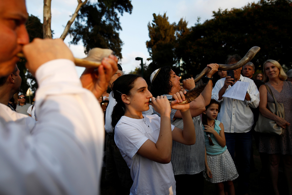 Personas tocando el shofar en Rosh Hashaná en Tel Aviv. 