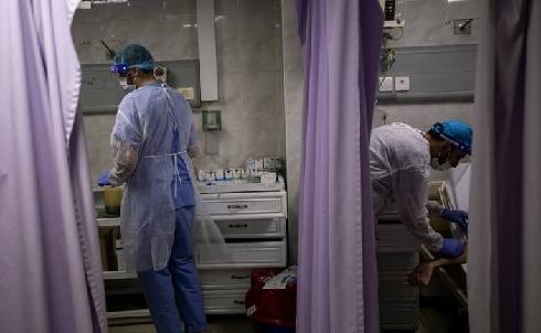 Médicos atienden a pacientes con coronavirus en el hospital Al Quds, en Gaza.