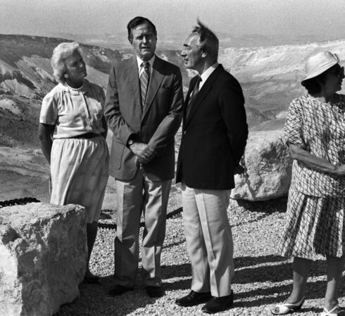 Shimon y Sonia Peres junto a George Bush padre y su esposa Barbara en el Negev.