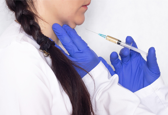 Un médico inyecta a una paciente el compuesto RZL-012. 