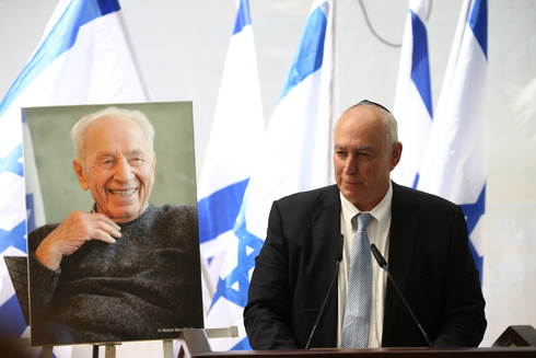 Hemi Peres, hijo del líder israelí, durante la ceremonia virtual en homenaje a su padre.