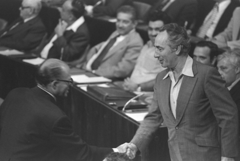 Shimon Peres saluda a Menahem Begin, entonces líder del Likud, en las elecciones de 1977.