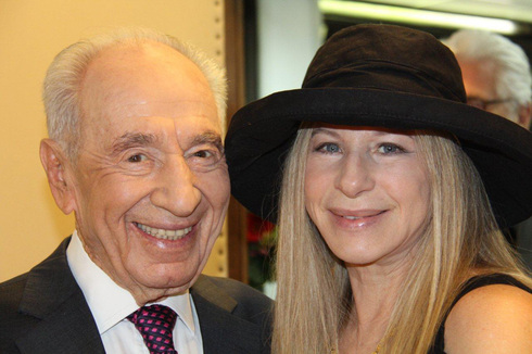 Shimon Peres con Barbara Streisand.