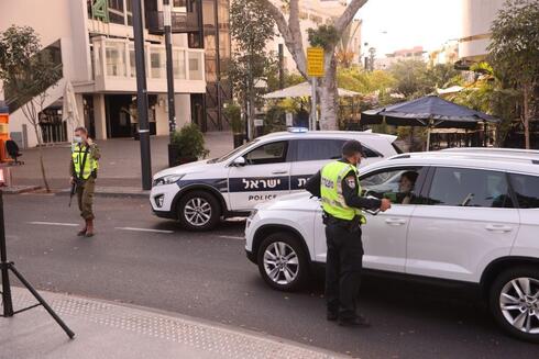 Un control policial en el circuito Dizengoff de Tel Aviv. 