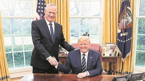 El ministro de Defensa, Benny Gantz, y el presidente estadounidense, Donald Trump, durante una reunión en la Casa Blanca en enero. 