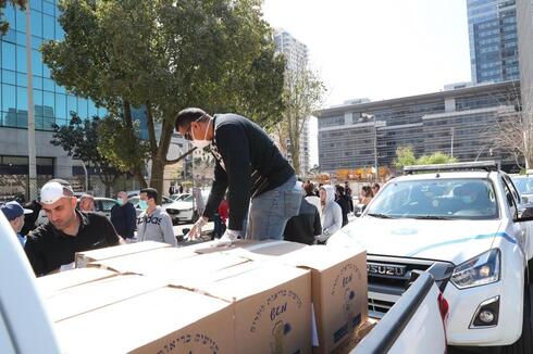 Voluntarios distribuyen alimentos durante la pandemia. 