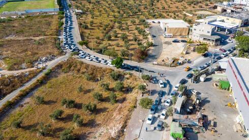 Fila de autos para realizarse el test de coronavirus en Julis, al norte de Israel. 