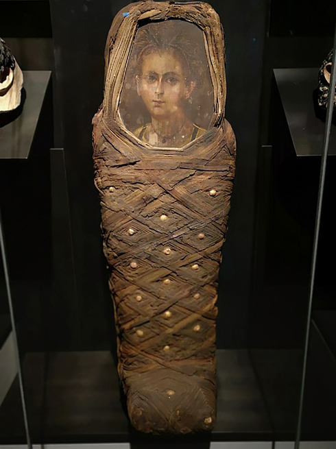La momia con el retrato del difunto niño.