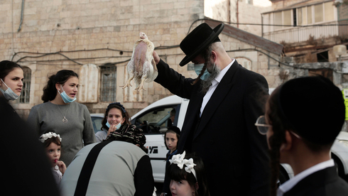 Un religioso ultraortodoxo realiza un ritual de expiación religiosa en Jerusalem antes de Yom Kipur. 