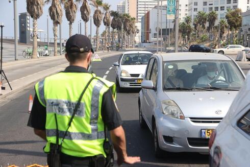 Control policial en Tel Aviv durante el cierre destinado a frenar la propagación del virus. 