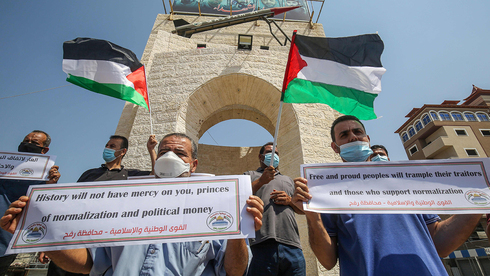 Una protesta palestina contra los acuerdos de Emiratos Árabes Unidos y Bahrein con Israel. 