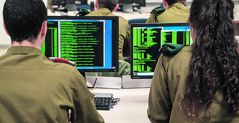 Soldados en la Unidad de Inteligencia 8200 de las FDI. 