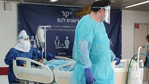 Médicos con un paciente con COVID-19 en el Hospital Ichilov en Tel Aviv. 