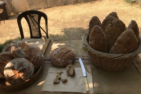Pan de masa madre de Tamara Shatara a la venta en el zoco de Ramallah. 