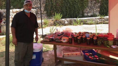El 'campesino' palestino Naser Rabah muestra sus productos en el zoco de Ramallah, agosto de 2020. 