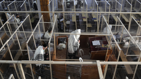 Fieles recen en una sinagoga de Jerusalem cumpliendo con las pautas de de salud.