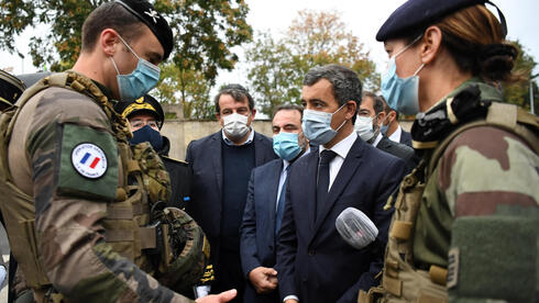 El ministro del Interior francés, Gerald Darmanin, dialoga con soldados antes de visitar una sinagoga en Boulogne-Billancourt. 