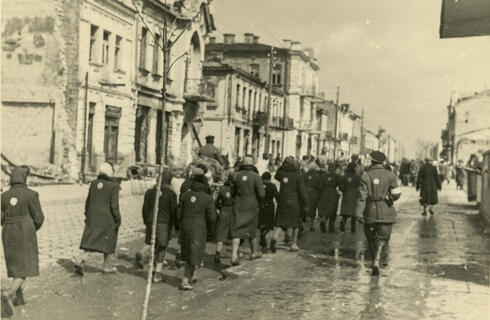 Judíos durante la ocupación Nazi de Ucrania siendo evacuados a campos de trabajo. 