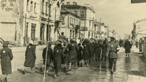 Judíos durante la ocupación Nazi de Ucrania siendo evacuados a campos de trabajo. 