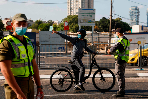 Puesto de control policial, en Tel Aviv, como una de las medidas para sostener el cierre. 