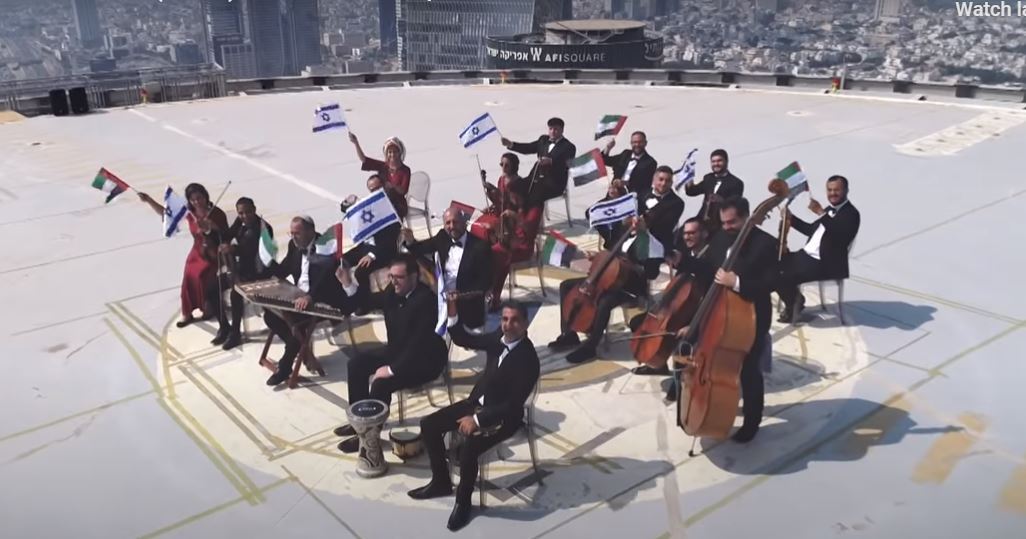 Los miembros de la orquesta Firqat Alnoor con las banderas de Emiratos Árabes e Israel en el video clip de la interpretación de la exitosa canción emiratí. 